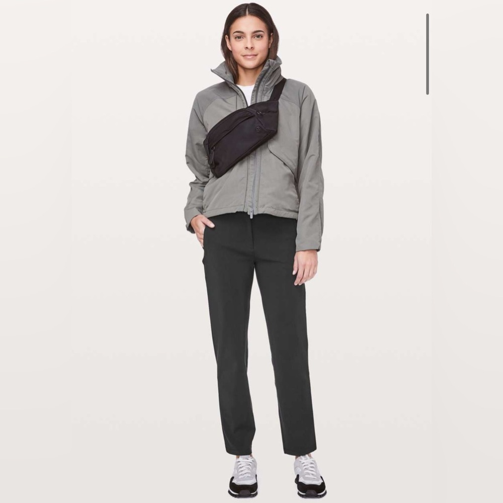 Lululemon On The Move Pant *Lightweight
Black size 6 (small) $128 msrp
